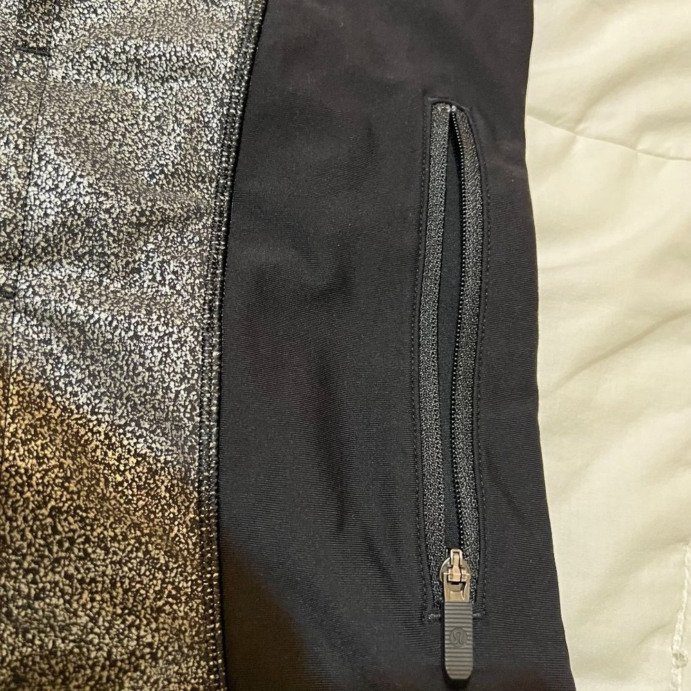 Lululemon luminosity foil print black silver metallic  Shorts, size 8 - Picture 11 of 13